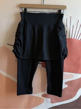 Spanx Women’s Size Medium Booty Boost Skirt Capri Leggings Black Slimming
